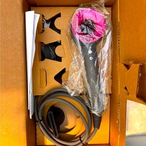 💗brand new 
💐dyson hairdryer 
🌸never used
